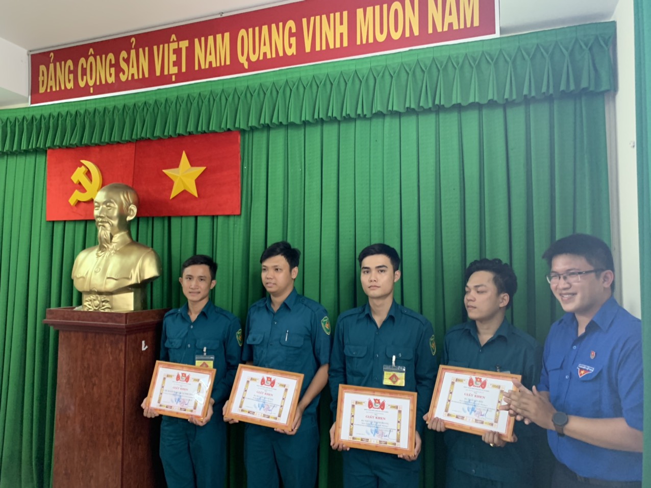 Đồng chí Nguyễn Minh Thiện - Phó bí thư Quận Đoàn trao giấy khen cho đại diện tập thể và các cá nhân tiêu biểu