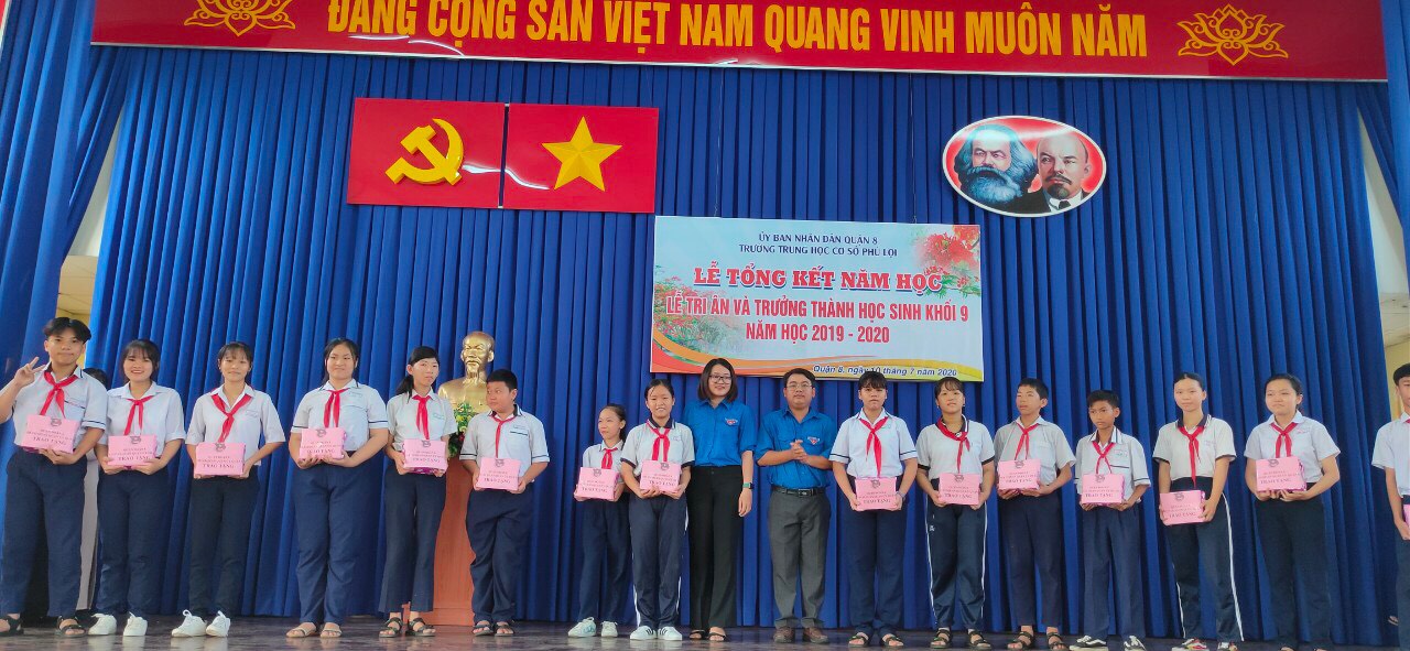 Đồng chí Lê Hùng Cường - Bí thư chi đoàn Cơ quan Quận ủy Quận 8 trao quà đến các em học sinh