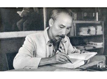 Học tập và làm theo tấm gương đạo đức Hồ Chí Minh về tinh thần tự phê bình và phê bình